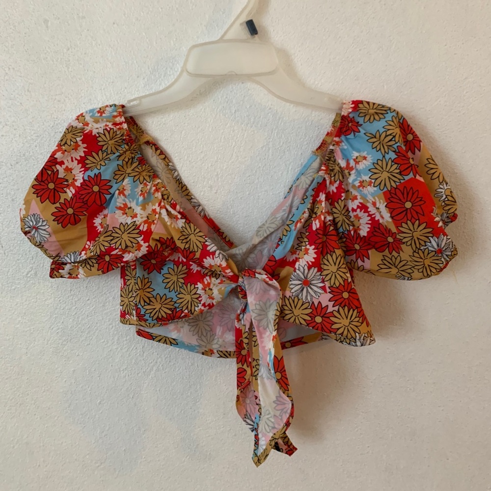 Flower tie on crop top